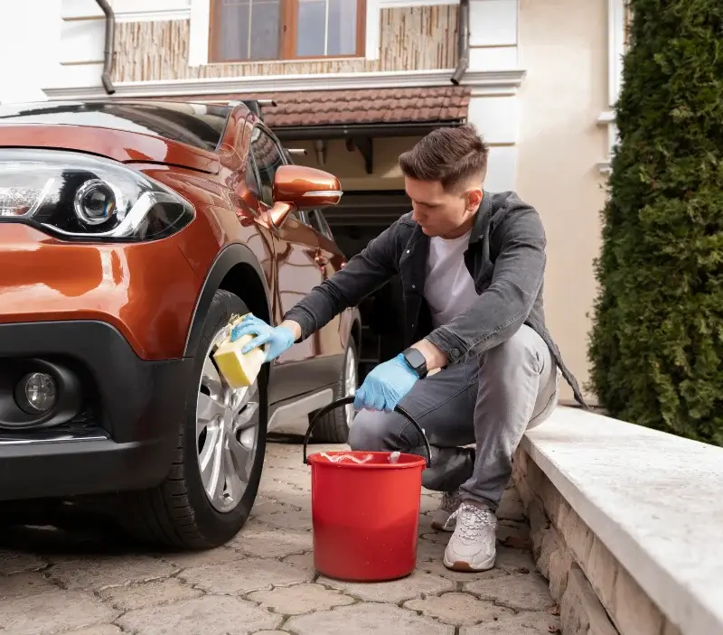 Lavage auto à domicile Fresnes-sur-Escaut : professionnel intervenant sur un véhicule